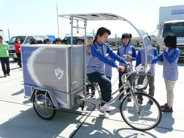 子どもたちが佐川急便の配達用自転車に挑戦