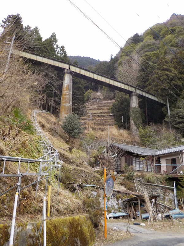 民家の背後にも鉄道の橋脚が（水根貨物線）