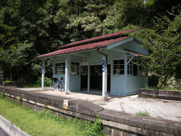 休憩所として利用される苦木駅の駅舎（片鉄ロマン街道）