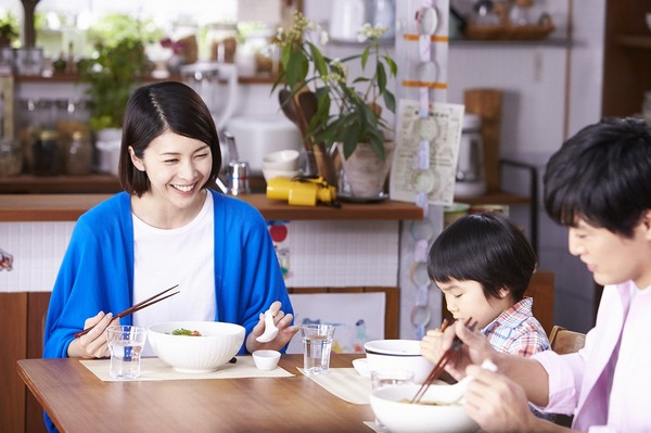 『サッポロ一番』新CMで、竹内結子さんと劇団ひとりさんが夫婦役