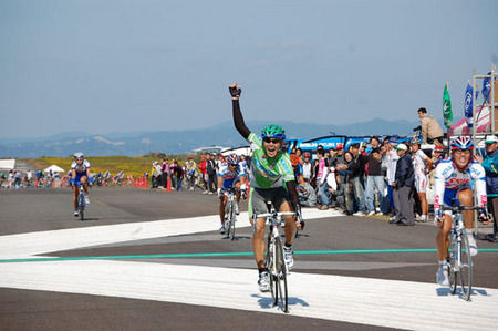 　実業団レースの今季最終戦となる全日本実業団クリテリウムin南紀が、10月21日に和歌山県白浜町の旧南紀白浜空港で行われ、37歳の大ベテラン橋川健（マトリックスパワータグ）が優勝した。同選手はシマノ茂木ロード、実業団丸岡大会に続き、今季3勝目。