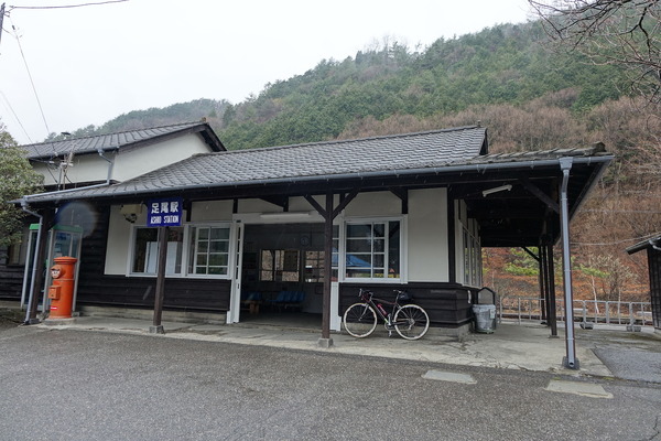 1912年建造（1938年改修）の足尾駅の駅舎。駅構内は広く、国鉄時代の車両も留置されている