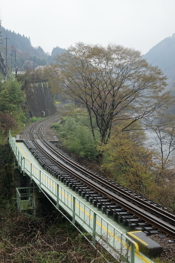 みどり市と桐生市の市境に架かる深沢橋梁。緩くカーブしたレールが美しい