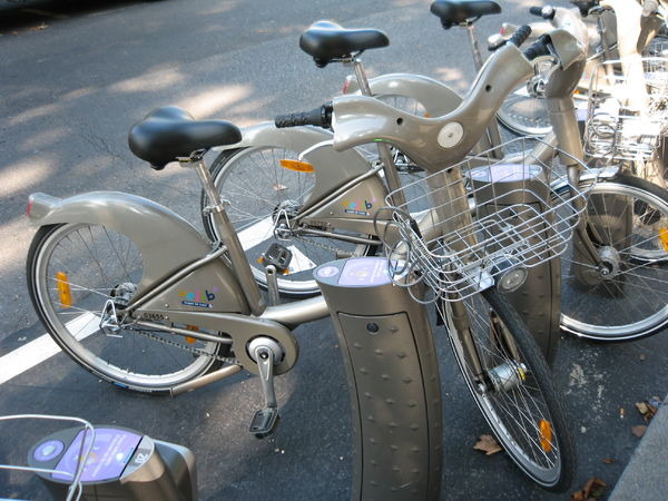 　フランスの首都パリでは、07年7月15日にスタートしたレンタル自転車システム「Velib'＝ベリブ」が大ヒット。利用料を抑え、好きなときに好きな場所で借りることができるのが魅力。交通渋滞、排気ガスや騒音問題の緩和、地球温暖化の抑制のためにパリ市が取り組む本気