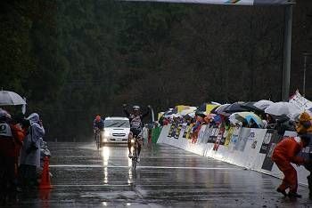 　ジャパンカップサイクルロードレースは10月27日、栃木県宇都宮市の宇都宮森林公園周回コースでオープン男子ロードレースが行われ、相川将（21＝ブリチストン・アンカー）が雨中戦を制して優勝した。