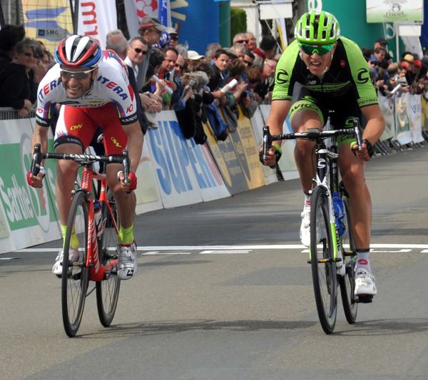 2015年シルキュイ・シクリスト・サルト第5ステージ、ラムナス・ナバルダスカス（キャノンデール・ガーミン）とティアゴ・マチャド（カチューシャ）が中間スプリントを争う