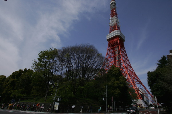 オランダ大使館を出発するとすぐに東京タワーが出現する