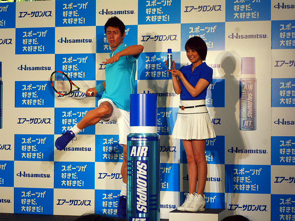テニスウェアで登場した小林麻耶と、錦織圭等身大3Dフィギュア（久光製薬「エアーサロンパス」新CM発表会、4月16日）