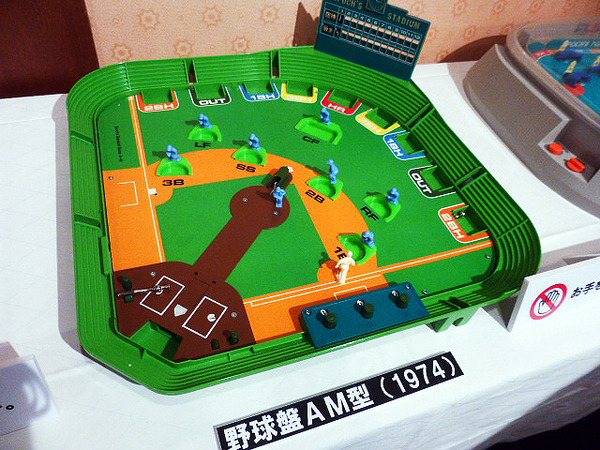 歴代の野球盤も展示された（エポック社「野球盤 3Dエース」発表会、4月16日）