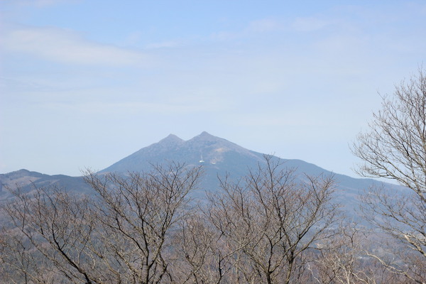 頂上からの筑波山。双耳峰がきれいに見える。