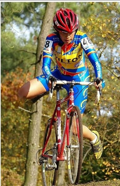 　日本自転車競技連盟は11月13日に2007年～2008年シクロクロス強化指定選手としてエリート男子の辻浦圭一（27）、同女子の豊岡英子（27）、荻島美香（36）らの名前を発表した。