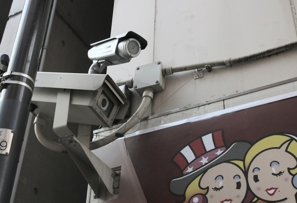 商店やオフィスビルなど民間設置の防犯カメラもかなりの数を確認できた