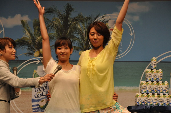 森永乳業の発表会に参加した浅尾美和さん、藤本美貴さん