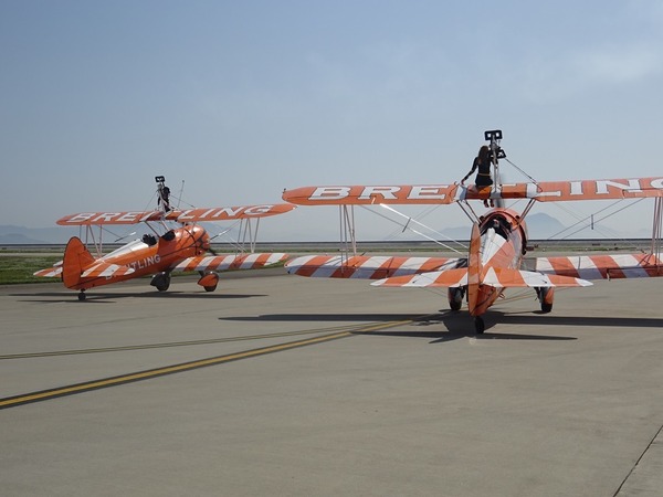 椅子に座って空を飛ぶ。…「ブライトリング・ウィング・ウォーカーズ」パフォーマンスメディア体験会