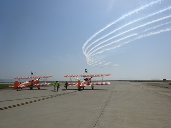 椅子に座って空を飛ぶ。…「ブライトリング・ウィング・ウォーカーズ」パフォーマンスメディア体験会