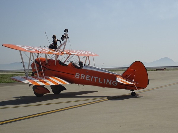 椅子に座って空を飛ぶ。…「ブライトリング・ウィングウォーカーズ」パフォーマンスメディア体験会