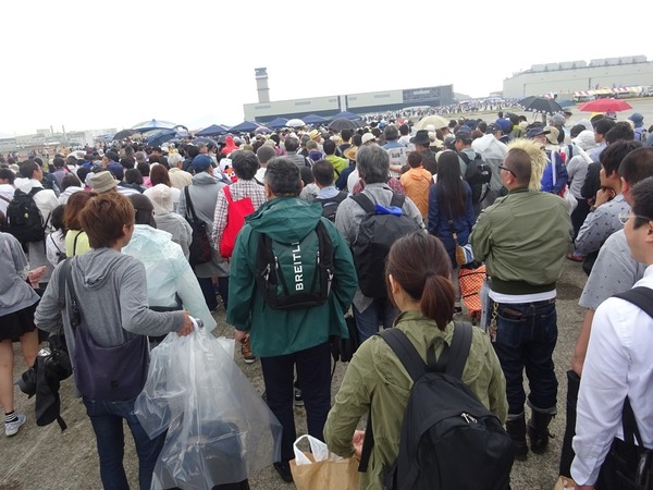 16万5000人の観客のなか、雨天でもブライトリングは飛ぶ！…岩国基地フレンドシップデー2015