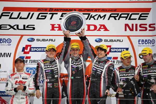 中央3人が優勝の#10 GT-Rのクルー。左から千代、クート、富田。