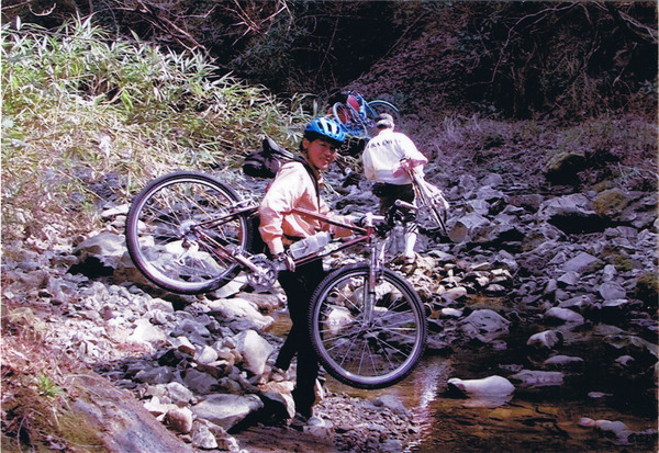 2002年に高宕林道を訪れたときのワンカット。通行止めとなっていた区間を、自転車を担いで迂回した