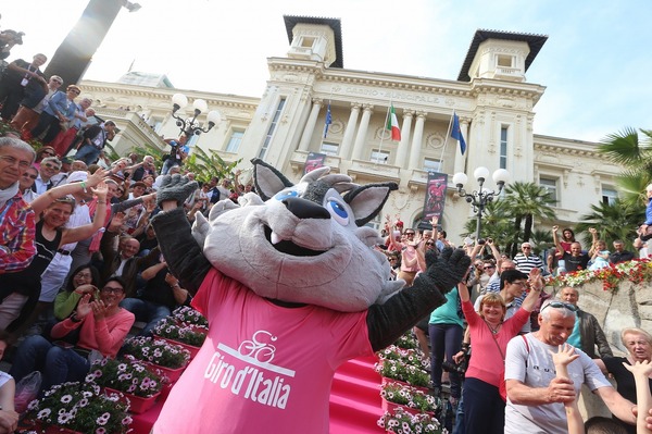 ジロのマスコット「ウルフィー」、2015年ジロ・デ・イタリア　チームプレゼンテーション