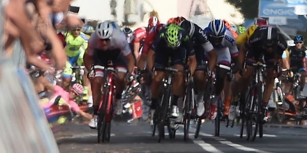 2015年ジロ・デ・イタリア第6ステージ、後方で集団落車発生
