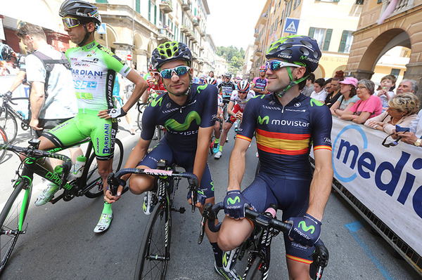 2015年ジロ・デ・イタリア第7ステージ、モビスターのフアンホセ・ロバト（中央）とヨン・イサギレ（右）