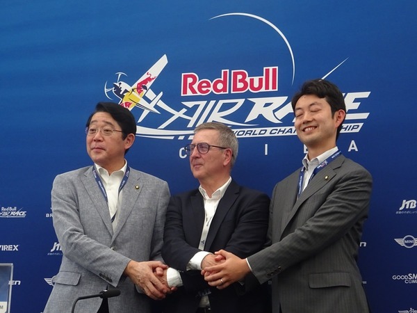 レッドブル・エアレース記者会見…エリック・ウルフGM、松崎浦安市長、熊谷千葉市長が参加