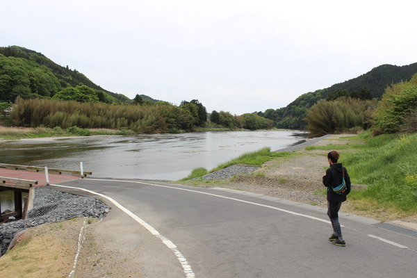 平山橋に差し掛かる。お目当てにしていた橋なので、テンションがあがる。