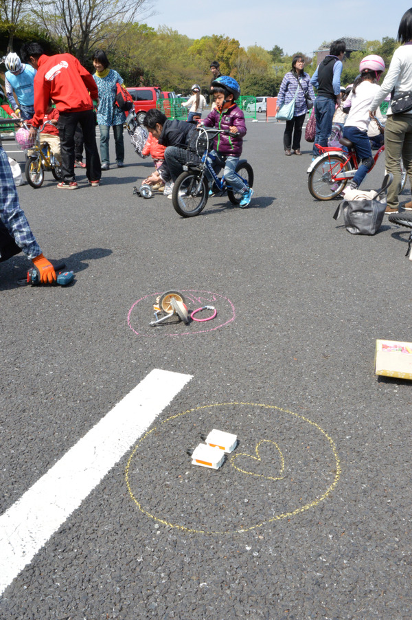 補助輪なしで自転車に乗れた！　親子の挑戦を自転車競技団体がサポート