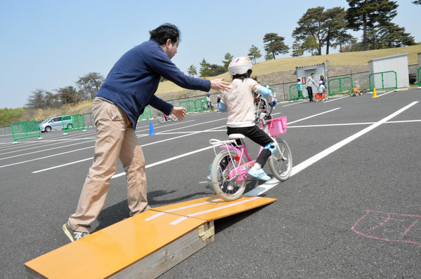 補助輪なしで自転車に乗れた！　親子の挑戦を自転車競技団体がサポート