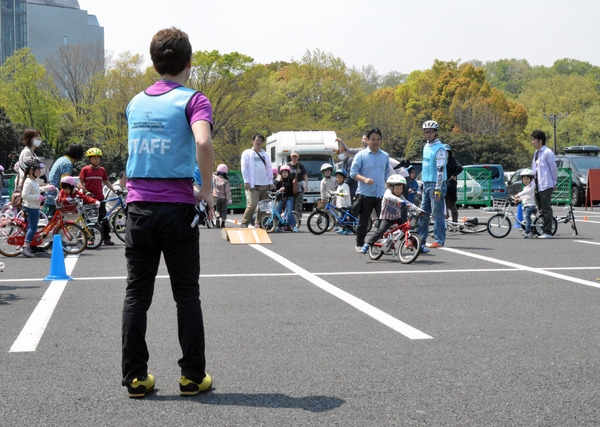 補助輪なしで自転車に乗れた！　親子の挑戦を自転車競技団体がサポート