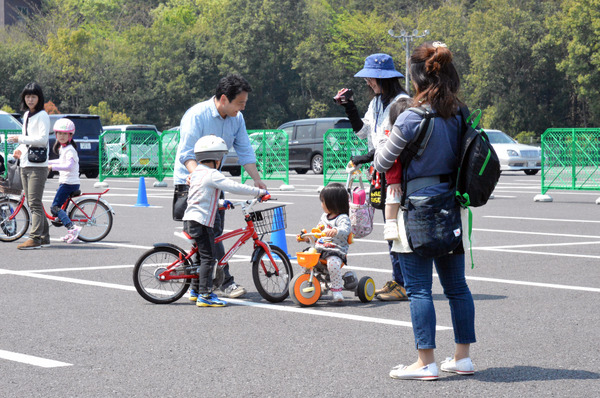 補助輪なしで自転車に乗れた！　親子の挑戦を自転車競技団体がサポート