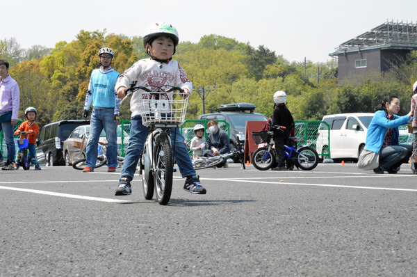 補助輪なしで自転車に乗れた！　親子の挑戦を自転車競技団体がサポート