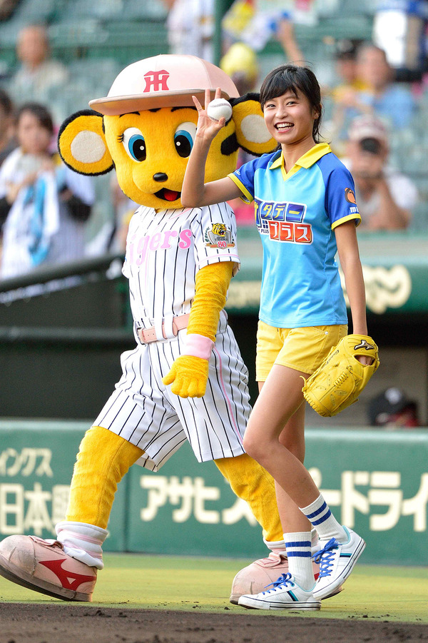 小島瑠璃子、ノーバン投球で大喜び！甲子園球場でファーストピッチセレモニー