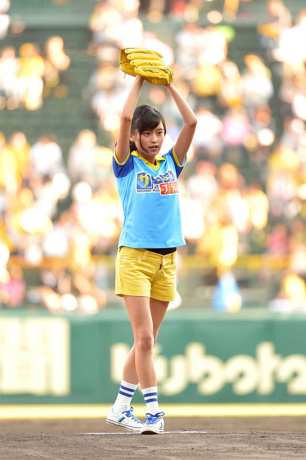 小島瑠璃子、ノーバン投球で大喜び！甲子園球場でファーストピッチセレモニー