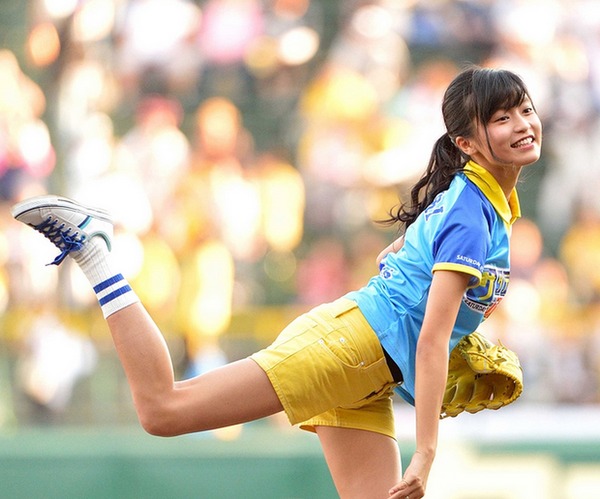 小島瑠璃子、ノーバン投球で大喜び！甲子園球場でファーストピッチセレモニー