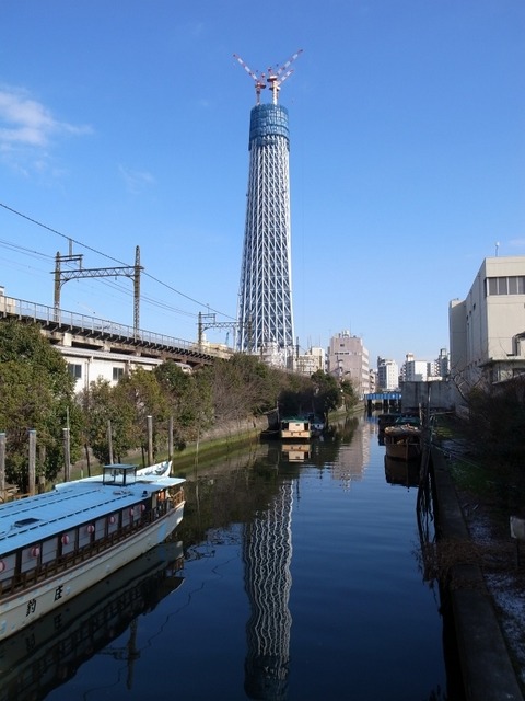 2010年2月撮影：屋形船と建築中のスカイツリー。下町と近未来の組み合わせ