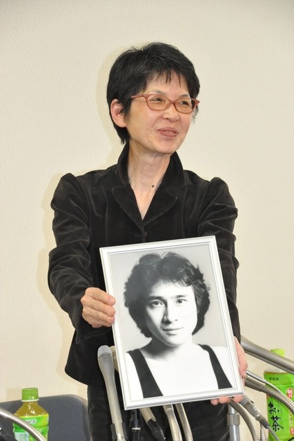 若き日の萩原流行さんの写真と共に会見に臨んだ妻・まゆ美さん