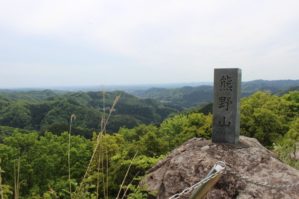 展望の山・熊野山（茨城県常陸大宮市）、頂上に到着。登るなら、空気の澄んでいる冬の方がよいかも？