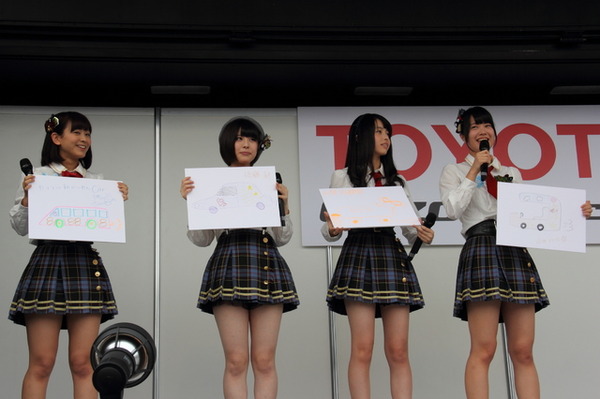 AKB48Team8によるミニライブ、トークショーの様子