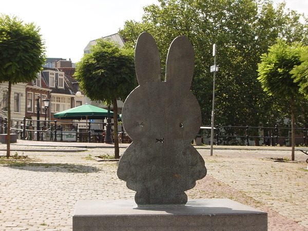 ディック・ブルーナの次男でアーティストのマルクが作ったミッフィー像が置かれた広場はNijntje Pleintje(ミッフィーの広場）と呼ばれている