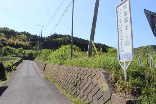 この日は登らなかったが、下小川駅からは盛金富士に登るコースもある。