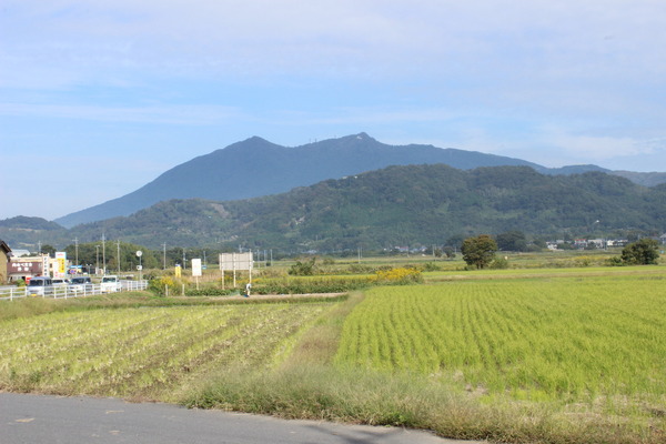 こちらは、関東の名峰・筑波山。他県をまたいでないけれど、標高877ｍと栄蔵室よりも幾分低い。
