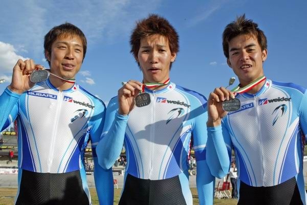 アテネオリンピック9日目の21日、自転車トラック競技のチームスプリントで長塚智広（25）、伏見俊昭（28）、井上昌己（25）の日本チームが銀メダルを獲得！