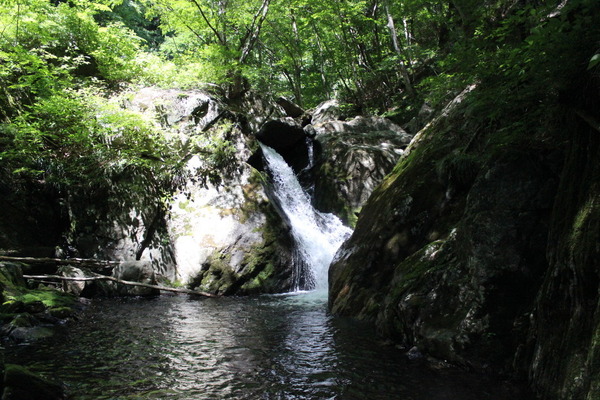 与四郎の滝！　それほど大きくはないけれど、とても心が癒される。