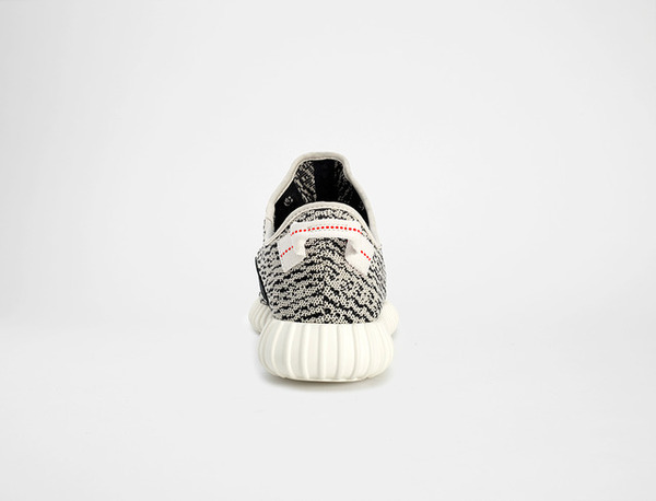 アディダス オリジナルス×カニエ・ウエストのコラボ第2弾「YEEZY BOOST 350」（2万8,000円）