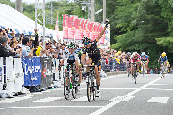 女子エリートで2連覇を果たした萩原麻由子。左が2位の與那嶺恵理