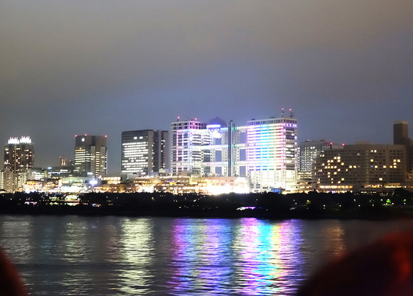 左手にはお台場【写真：田中】