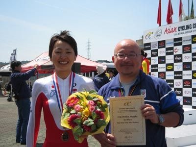 　第28回アジア自転車競技選手権大会は4月15日、奈良県北東部に位置する布目ダム周回コースでロード種目1日目を迎え、エリート女子タイムトライアルで萩原麻由子（21＝鹿屋体育大） が3位に入った。