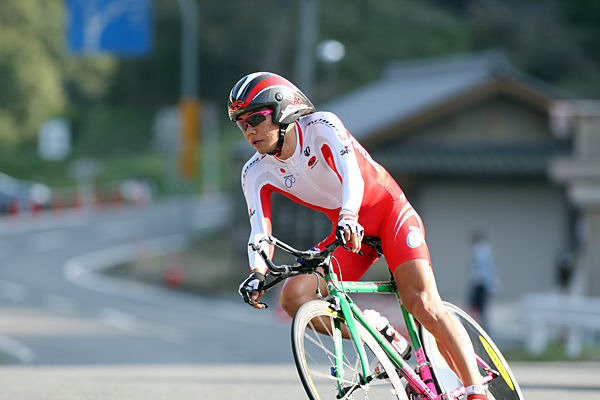 　第28回アジア自転車競技選手権大会・第15回アジア自転車競技選手権大会は4月15日、奈良県北東部の布目ダム周回コースでロード種目の初日を迎え、新城幸也（23＝梅丹本舗・GDR）がエリート男子タイムトライアルで3位に入った。